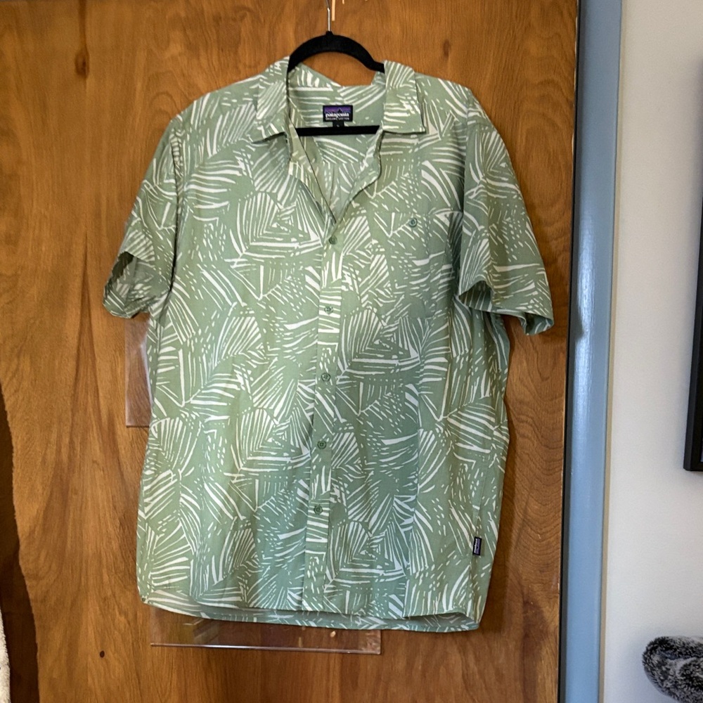 Patagonia Men’s Worn Wear Light Green Patterned Short Sleeve Shirt